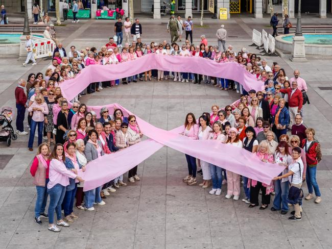El Día Mundial Contra el Cáncer de Mama se conmemoró con un lazo humano en la Plaza de Mayor