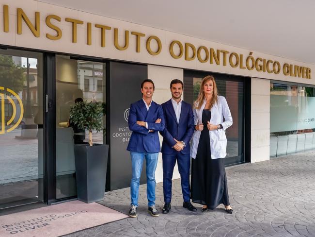 El alcalde, Alejandro Navarro Prieto visitando el Instituto Odontológico Oliver, junto a sus gerentes, Alberto Diaz Oliver y Eva Cobo