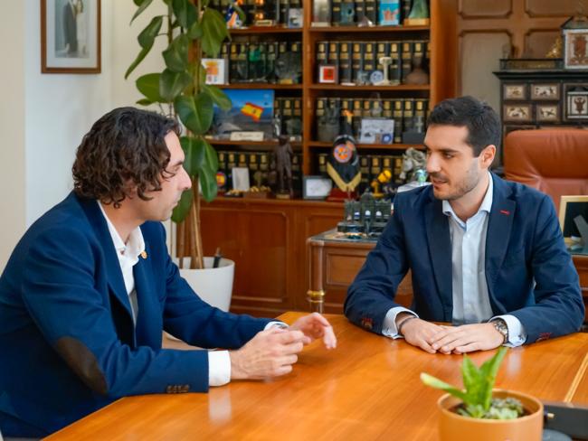 El alcalde de Astillero, Javier Fernández Soberón, con su homólogo, Alejandro Navarro Prieto, durante la reunión mantenida