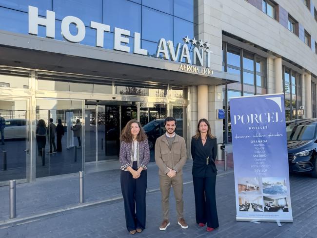 El alcalde, Alejandro Navarro, visitando el Hotel Porcel Avant, junto a Isabel Clements, tercera generación de la Familia Porcel, y su directora, Margarita Romero