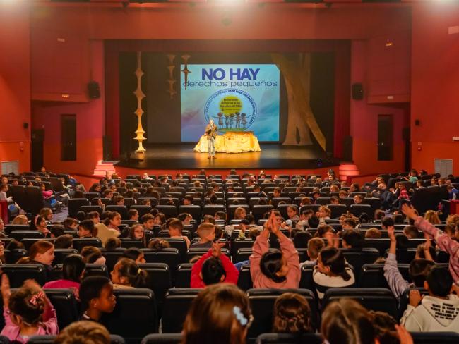 El concejal de Educación, Bienestar e Inmigración, Rubén Martínez, visitando esta mañana una de las funciones
