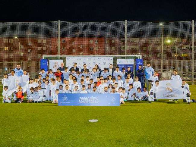 La escuela de la Fundación Real Madrid entrena en el campo de fútbol del CD Juan Antonio Samaranch