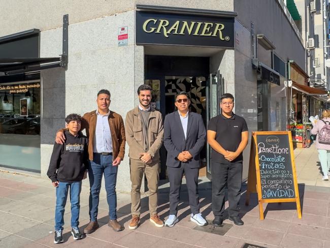El alcalde, Alejandro Navarro, visitando Granier, junto a sus gerentes, los hermanos, Wilson, Kevin y Daniel Mise y el hijo de uno de ellos, Jordan