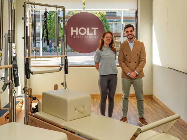 El alcalde, Alejandro Navarro Prieto, visitando Holt Pilates Studio junto a su gerente, Irene Martínez