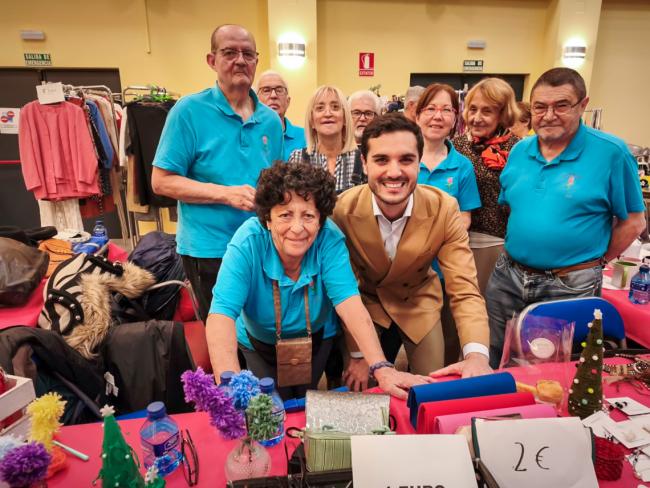 El alcalde de Torrejón de Ardoz, Alejandro Navarro Prieto, junto a representantes de la Asociación e Familiares y Enfermos de Parkinson 