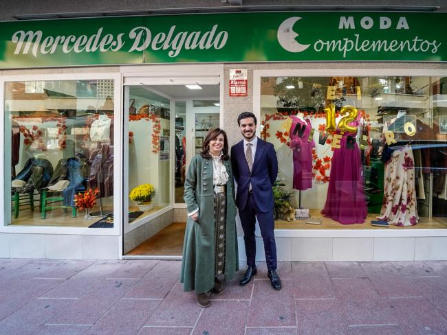 El alcalde, Alejandro Navarro Prieto, visitando Mercedes Delgado junto a su gerente, Mercedes Delgado 