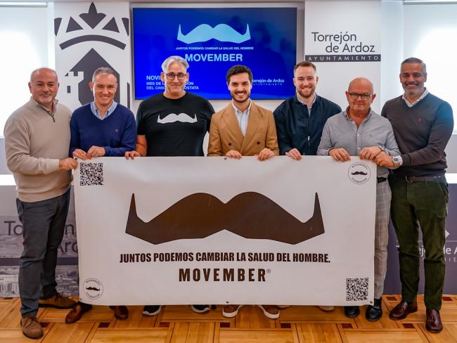 El alcalde, Alejandro Navarro Prieto, el concejal de Obras, Limpieza Urbana y Administración, Valeriano Díaz, el edil de Urbanismo, Vivienda y Juventud, Víctor Miranda, el concejal de Bienestar, Educación e Inmigración, Rubén Martínez, el edil de Seguridad, Alberto Cantalejo, y el concejal de cultura, José Antonio Moreno, junto al coordinador de la campaña en la ciudad, Luis Sáez, han posado con una gran pancarta con un bigote, símbolo de este movimiento para mostrar su apoyo a esta iniciativa 