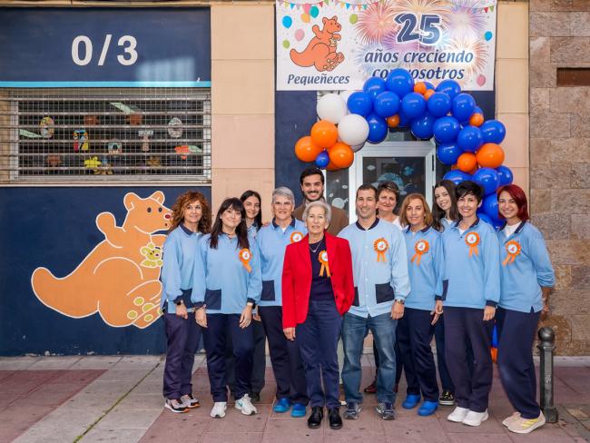 El alcalde, Alejandro Navarro Prieto, visitando la Escuela Infantil Pequeñeces junto a la fundadora de la escuela, Maria del Carmen Diez; su director, Santiago Pérez y algunas de las educadoras de la Escuela