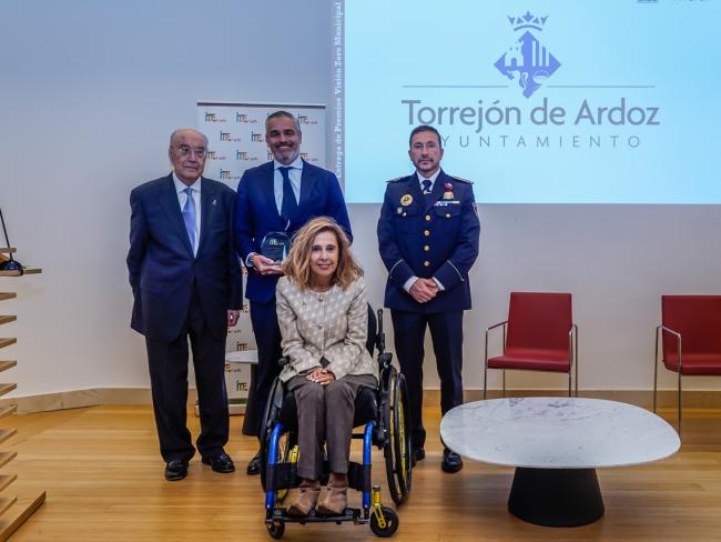 El concejal de Seguridad, Alberto Cantalejo, y el comisario, Rafael Gutiérrez, con el premio recibido y acompañados por la presidenta del Foro de la Movilidad Inteligente, Mar Cogollos; y el presidente de Ingenieros de Tráfico y Técnicos de Movilidad, Sebastián de la Rica