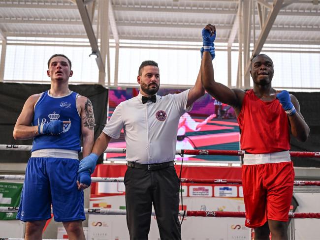 Efosa Wisdom con el brazo en alto después de ganar uno de sus combates en el Abierto de España de Clubes