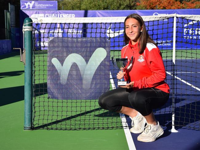 Carlota Luján con el trofeo de campeona del Torneo Internacional junior de Villena 