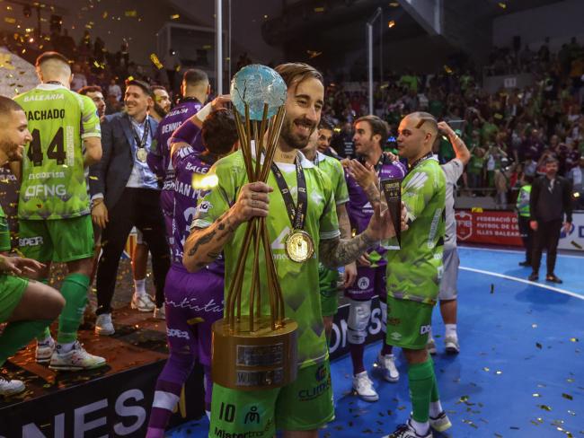 Mario Rivillos con el trofeo de campeón de la Copa 