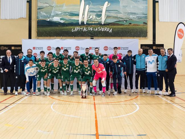 La plantilla interista posando con el trofeo de campeón de la Comunidad de Madrid
