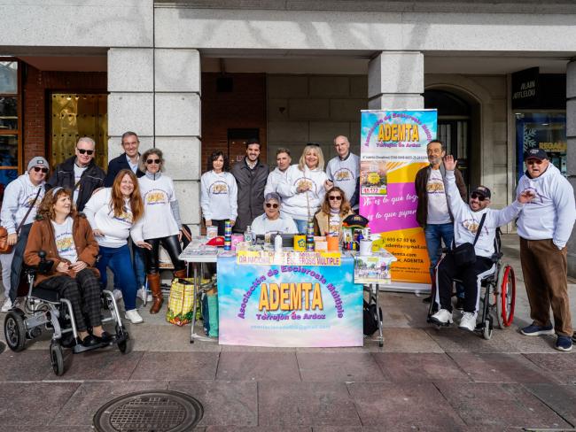 El alcalde, Alejandro Navarro Prieto y el concejal de Bienestar, Educación e Inmigración, Rubén Martínez, visitando el stand de ADEMTA junto a sus representantes