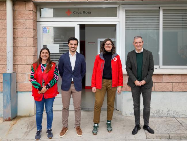 El alcalde, Alejandro Navarro Prieto; el concejal de Bienestar, Educación e Inmigración, Rubén Martínez; la presidenta de la Asamblea Comarcal de Cruz Roja Corredor del Henares Sur, Cristina Aguilar y la coordinadora del proyecto de atención integral a personas sin hogar, Belén Delgado