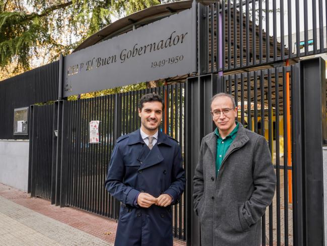 El alcalde, Alejandro Navarro Prieto,  en la renovada puerta del CEIP El Buen Gobernador, que cumple 75 años desde su apertura, junto a su director, Félix Sánchez-Román Jiménez.