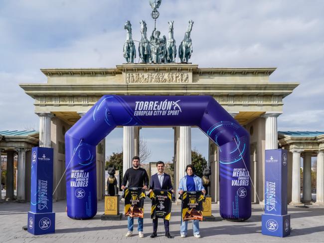 El alcalde, Alejandro Navarro Prieto, y la concejala de Turismo, Mirian Gutiérrez, acompañados por el coordinador de Smolif Spain Sport y de la Egyptian Race, Sergio Grajera, presentando una de las pruebas de obstáculos más esperadas del calendario deportivo 