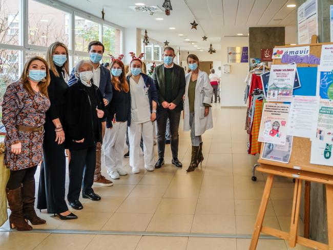 El alcalde, Alejandro Navarro Prieto, la concejala de Mayores y Voluntariado, Ana Verónica González y el edil de Bienestar, Educación e Inmigración, Rubén Martínez con representantes de la Residencia Amavir