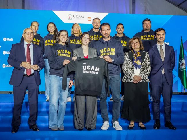 La presidenta de la Comunidad de Madrid, Isabel Díaz Ayuso, el alcalde de Torrejón, Alejandro Navarro Prieto, María Dolores García Mascarell, presidenta de la UCAM, Alejandro Blanco, presidente del Comité Olímpico Español, y 8 deportistas olímpicos vinculados a la UCAM que acumulan un total de 21 medallas: Saúl Craviotto, Carolina Marín, David Cal, Lidia Valentín, Adriana Cerezo, Damián Quintero, Marcus Cooper y Teresa Portela