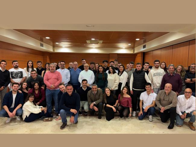 El alcalde, Alejandro Navarro; el concejal de Seguridad, Alberto Cantalejo; el edil de Juventud, Vivienda y Urbanismo, Víctor Miranda; el comisario principal, Miguel Parra y el jefe operativo de Protección Civil de Torrejón de Ardoz, Rafael Fernández, posando con los voluntarios de Protección Civil 