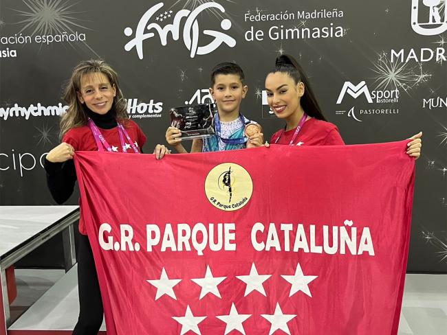 Daniel Martín junto a las entrenadoras de la sección de gimnasia rítmica del Club Deportivo Parque Cataluña