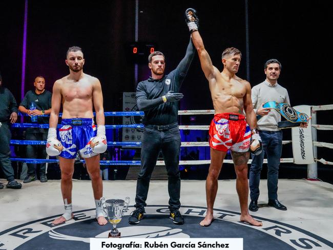 José Manuel Hita, con el brazo en alto, a la espera de que el alcalde, Alejandro Navarro, le coloque el cinturón de campeón del Mundo WMO
