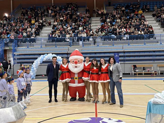El alcalde, Alejandro Navarro, y la concejala de Deportes y Turismo, Miriam Gutiérrez, estuvieron en la exhibición de patinaje del Club Diamond