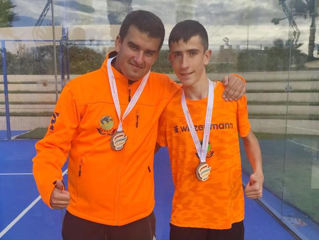 Oliver Román, a la derecha de la imagen, junto a su compañero de equipo, Álvaro Cuadros