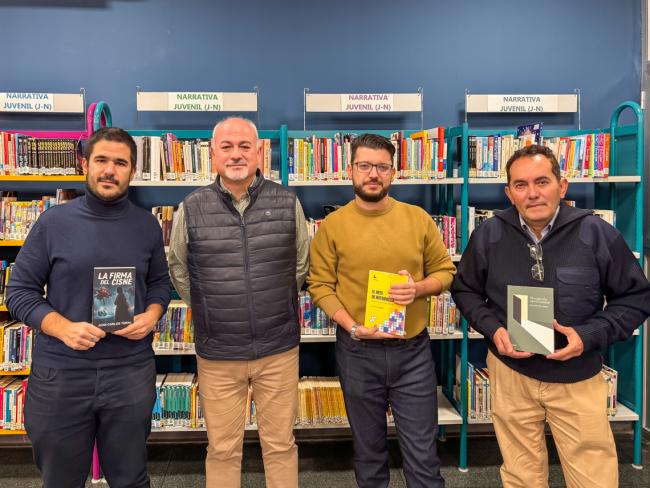 El concejal de Cultura, José Antonio Moreno junto a lo autores locales, Juan Carlos Toral, Santiago Alonso y Hernando Pico, en la presentación de sus libros 