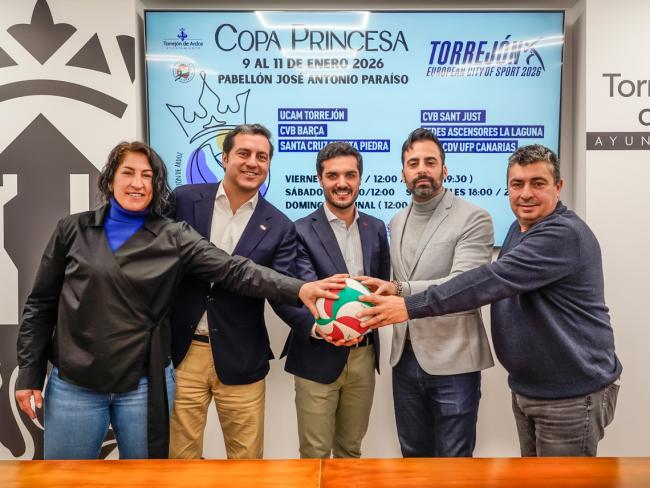 El alcalde, Alejandro Navarro Prieto, la concejala de Deportes y Turismo, Miriam Gutiérrez, el presidente de Federación Española de voleibol, Felipe Pascual Bernáldez, el presidente de la Federación Madrileña de voleibol, Pedro Gironés Galiana, y el director técnico club Voleibol UCAM Torrejón, Ramón Canales de la Hoz