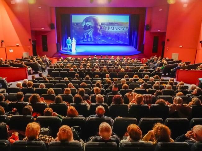 El Teatro Municipal José María Rodero acogió el estreno del documental “Remanece”