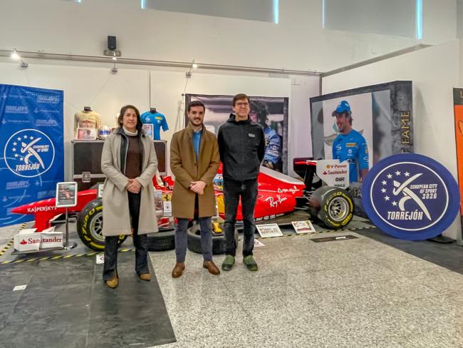 El alcalde, Alejandro Navarro, junto a la concejala de Deportes y Turismo, Miriam Gutiérrez, y el director del Museo del Deporte “Leyendas del Deporte”, Alfonso Noain