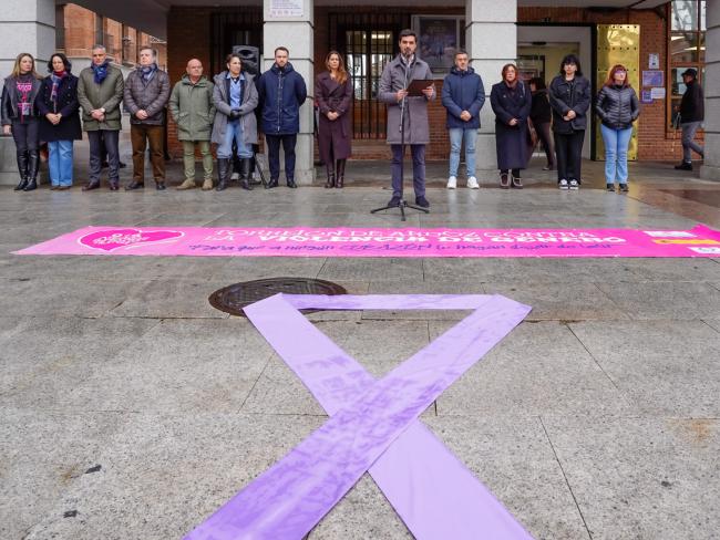 El alcalde, Alejandro Navarro Prieto, recordando a las 46 mujeres asesinadas durante el año pasado en España  