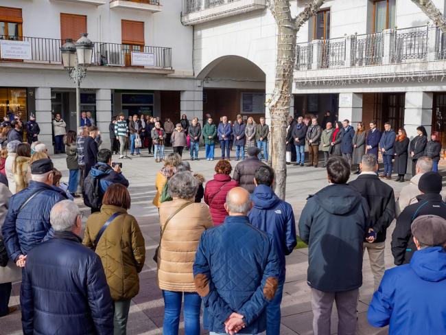 Imagen del minuto de silencio que se ha guardado a la puerta del Ayuntamiento de Torrejón