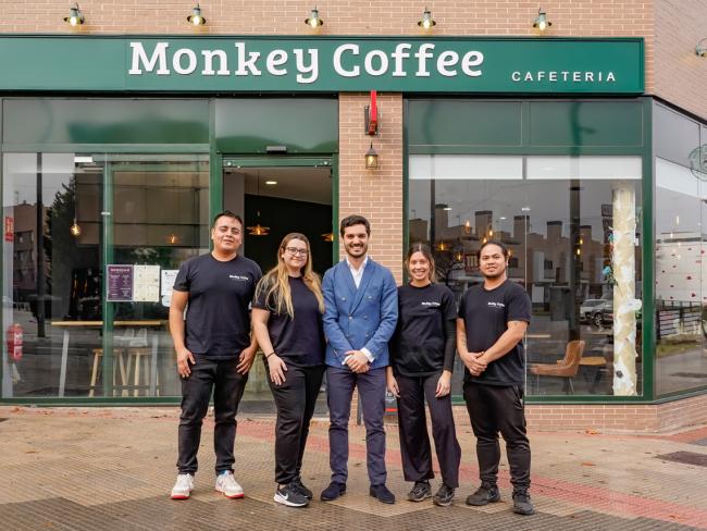 El alcalde, Alejandro Navarro, visitando Monkey Coffee, junto a sus gerentes, Elena y Geovanny, acompañados por algunos de sus trabajadores
