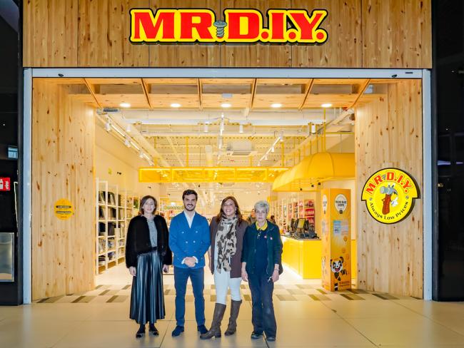 El alcalde, Alejandro Navarro, visitando MR D.I.Y, junto a la Expansion Manager, Irma Alvarez y la Assistant Supervisor, Carmen Martos y una de sus trabajadoras