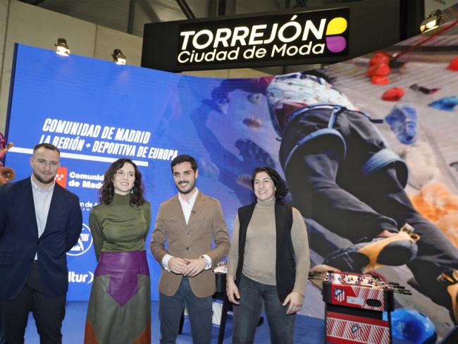 La presidenta de la Comunidad de Madrid, Isabel Díaz Ayuso, visitando el stand de Torrejón en FITUR junto al alcalde, Alejandro Navarro Prieto, el 1er teniente de alcalde, Víctor Miranda, y la concejala de Deportes y Turismo, Miriam Gutierrez