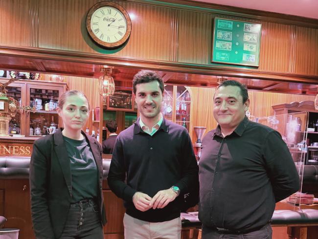 El alcalde, Alejandro Navarro Prieto, visitando Public House con sus nuevos gerentes, Jesús Sáez Vicente y Jenifer Sáez Martín (padre e hija)