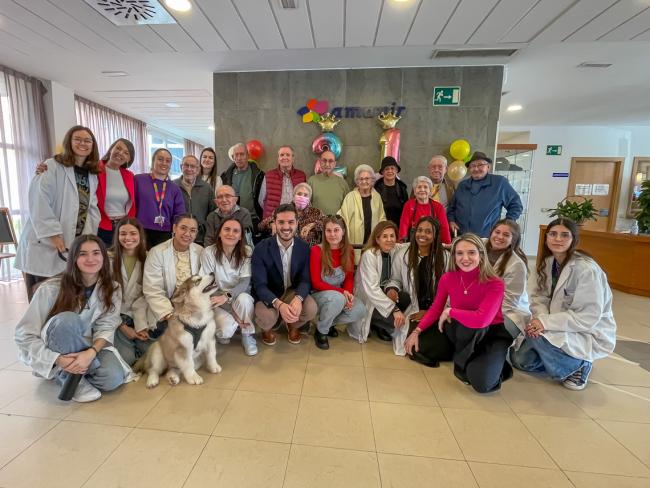 El alcalde, Alejandro Navarro Prieto y la concejala de Mayores, Ana Verónica González, visitando la residencia Amavir Torrejón en la celebración de su XXI aniversario