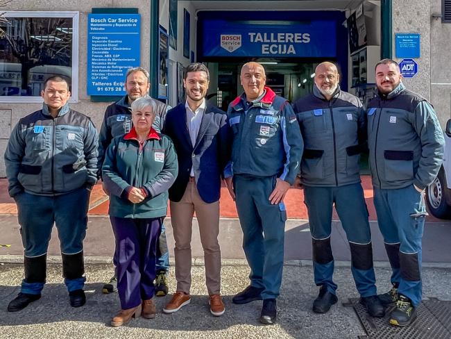 El alcalde, Alejandro Navarro, visitando Talleres Écija, junto a sus gerentes, Manuel y Juan Carlos Noguera y algunos de sus trabajadores