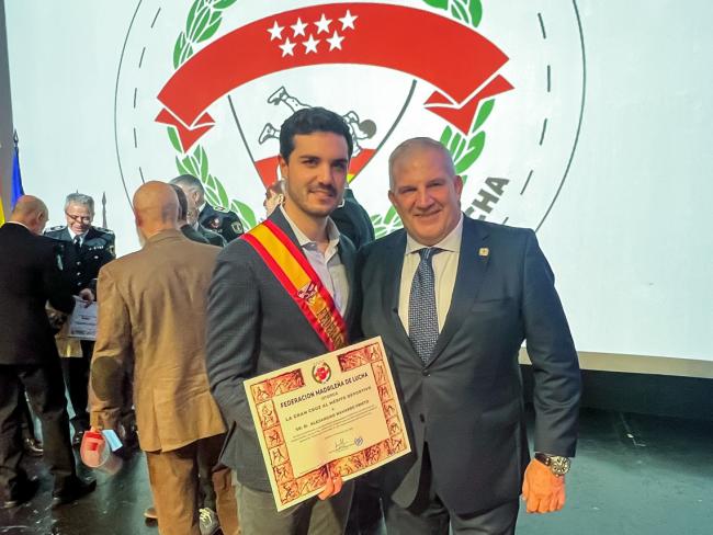 El alcalde de Torrejón de Ardoz, Alejandro Navarro, junto a Ángel Luis Giménez Bravo, presidente de la Federación Madrileña de Lucha