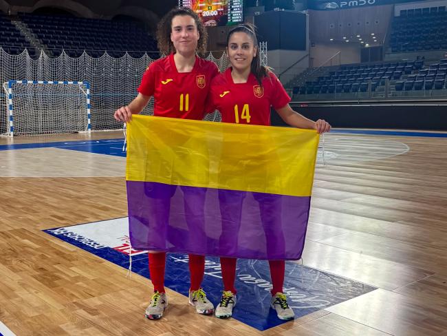 Claudia Bollero y Alicia Voto con la bandera de Torrejón de Ardoz