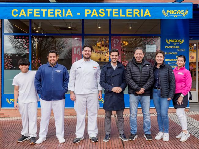 El alcalde, Alejandro Navarro, visitando la pastelería Migas, junto a sus gerentes Jose Manuel y Adrián Campos y Ana Garcia, acompañados por algunos de sus trabajadores