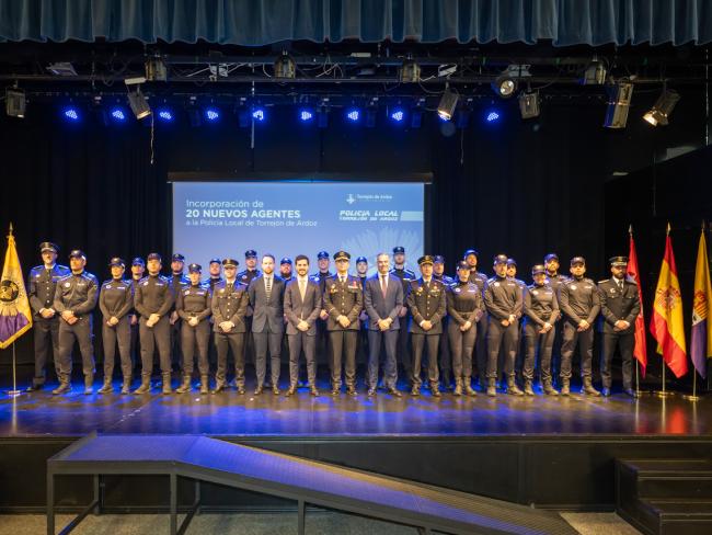 El alcalde, Alejandro Navarro Prieto, el concejal de Seguridad, Alberto Cantalejo, el comisario principal de la Policía Local, Miguel Parra, y mandos de la Policía Local de Torrejón junto a los 20 nuevos agentes