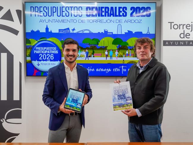 El alcalde, Alejandro Navarro Prieto, y el concejal de Hacienda, Marcos López presentando los Presupuestos Municipales 2026