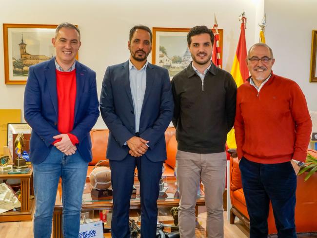 El alcalde, Alejandro Navarro Prieto; el concejal de Educación, Bienestar e Inmigración, Rubén Martínez; el delegado saharaui para la Comunidad de Madrid, Jalil Mohamed Abdelaziz y el residente de la Asociación de Amigos del Pueblo Saharaui en Torrejón de Ardoz "Yallah 27 de febrero", José Lázaro durante el encuentro que se enmarca dentro del convenio de hermanamiento entre la ciudad y la daira sahararui de Bir-Ganduz