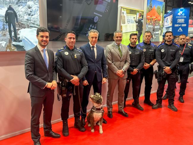 El alcalde, Alejandro Navarro, el consejero de Medio Ambiente, Agricultura e Interior, Carlos Novillo, y el concejal de Seguridad, Alberto Cantalejo, junto al comisario principal, Miguel Parra, y agentes torrejoneros