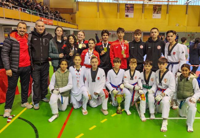 Equipos cadete y junior del Club Taeguk 