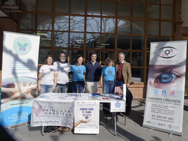 El alcalde, Alejandro Navarro, y el concejal de Bienestar, Educación e Inmigración, Rubén Martínez, visitando la mesa informativa que han instalado conjuntamente la Asociación Española de Malformaciones Anorrectales y Enfermedad de Hirschsprung (AEMAREH), la Asociación de Catarata Congénita de España (ACCESDELUZ) y la Asociación Española para la Galactosemia, de la Federación Española de Enfermedades Raras (FEDER)