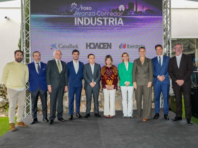 El alcalde, Alejandro Navarro, acompañado por el resto de representantes institucionales y empresariales durante el foro “Avanza Corredor Industria”, de AEDHE